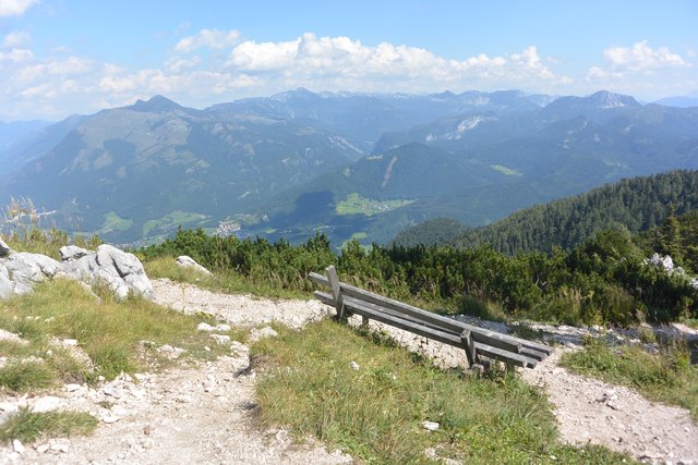 Hier wandern wir den Berg entlang, begleitet von jenem friedlichen Klang, dem Rauschen der Blätter und dem Wind, von Unendlichkeit, die uns glücklich stimmt.
