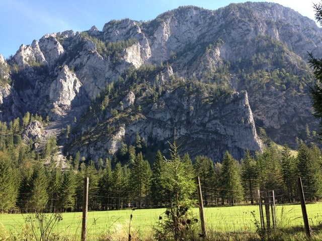 Massive Bergwänd links und rechts nebm mir, des san glaub i die Brunnmäuer...
