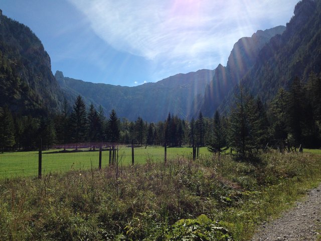 Und do schaut ma Richtung Hochschwab rein, der schließt des Tal dann ab.