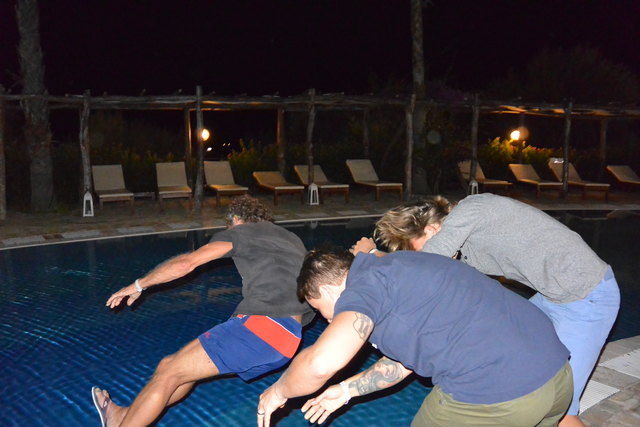 Das Geburtstagskind wurde mit einem Wurf in den Swimmingpool von den Gratulanten im neuen Lebensabschnitt begrüßt | Foto: KK