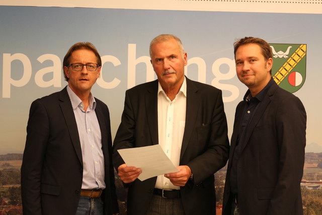 Verkehrsreferent Gisbert Windischhofer, die beiden Vizebürgermeister Werner Ebenbichler und Markus  Hofko mit der einstimmigen Resolution gegen den Shuttlebus. | Foto: Gemeinde Pasching