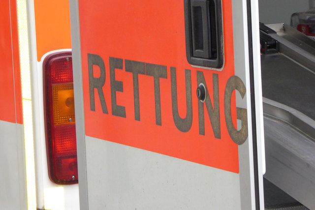 Die Rettung brachte den Verletzten ins Krankenhaus | Foto: KK