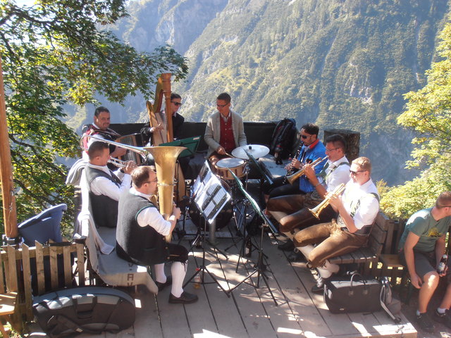 Die "Tiroler 7er Musig" unterhielt die Gäste mit flotter Musik.