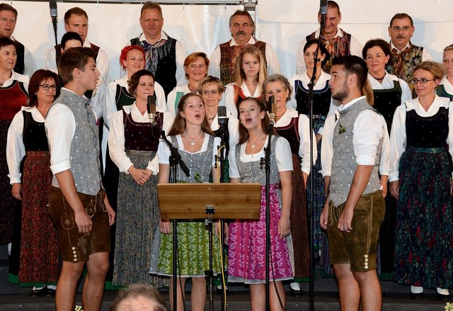 Das Quartett Oisternix ist eine mit viel Applaus bedachte Nachwuchs-Kleingruppe im Rahmen der Singgemeinschaft Oisternig: David und Sophia Zwitter, Carmen Andritsch, Sandro Wanker