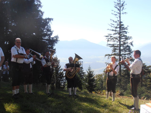 Die "Tiroler 7er Musig" gab der Messe einen feierlichen Rahmen.