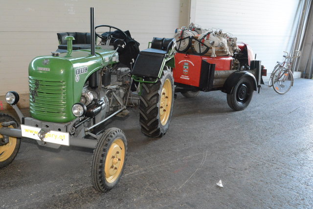 Steyr 80 mit einem Pumpen-Anhänger der Feuerwehr.