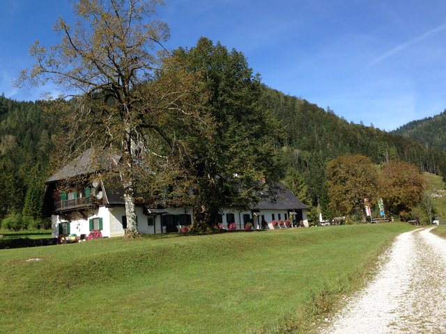 Glei am Eingang ins Tal steht a wunderschönes riesengroßes altes Forsthaus, herrlich anzuschaun!