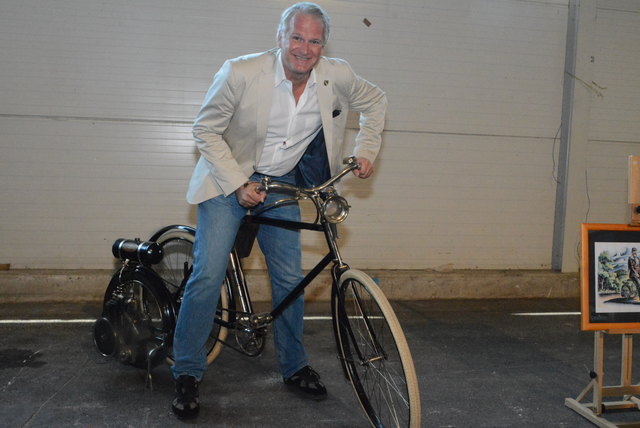 BGM Dr. Peter Moser (Ludersdorf-Wilfersdorf) mit einem Motorfahrrad.