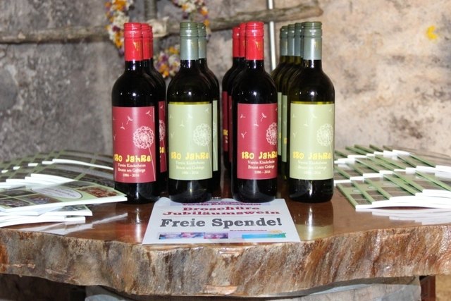 Jubiläumswein und Festbroschüre