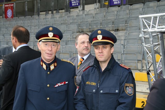 Der Favoritner Stadthauptmann Michael Lepuschitz mit dem Einsatzleiter bei den Austria-Spielen Wolfgang Samija (r.).