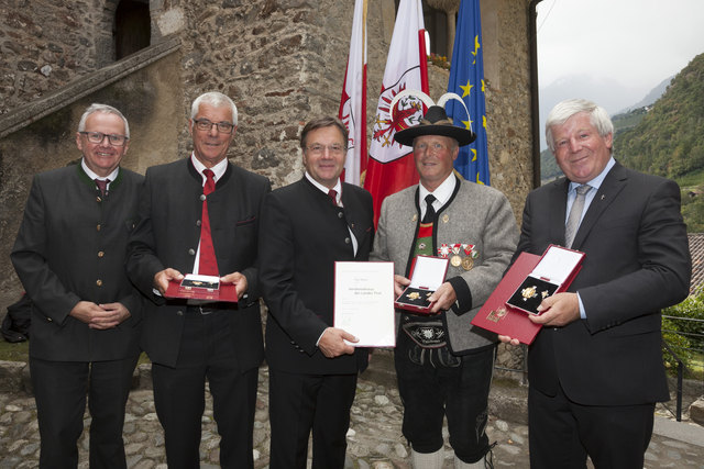 Die drei neuen Verdienstkreuzträger mit Dietmar Schennach und LH Günther Platter. | Foto: Land Tirol