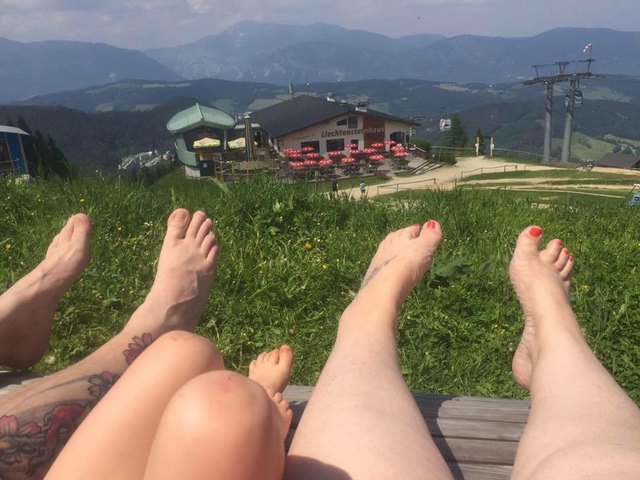 Wandern am Sonnwendstein. Eine kurze Rast für die kleinen Füßchen unseres Tobias.