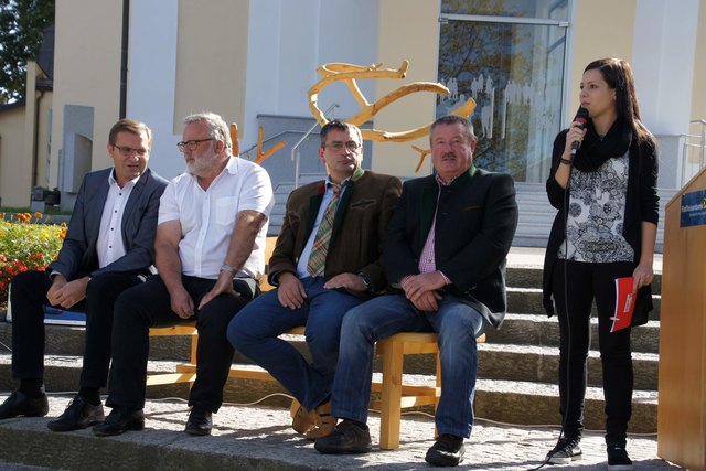 Bilder: Auf der wandernden Sunnbeng diskutierten Vizebürgermeister LABG Georg Ecker (VP), Bürgermeister Franz Saxinger (VP), Heinrich Krenn (VP) und Heinz Krenn (SP). Moderation Annika Höller von der Bezirksrundschau .