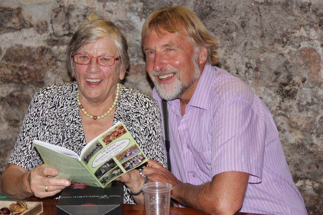 Gerti Kranzelmayer und Archivar Dr. Manfred Car schmökern in der neuen Broschüre