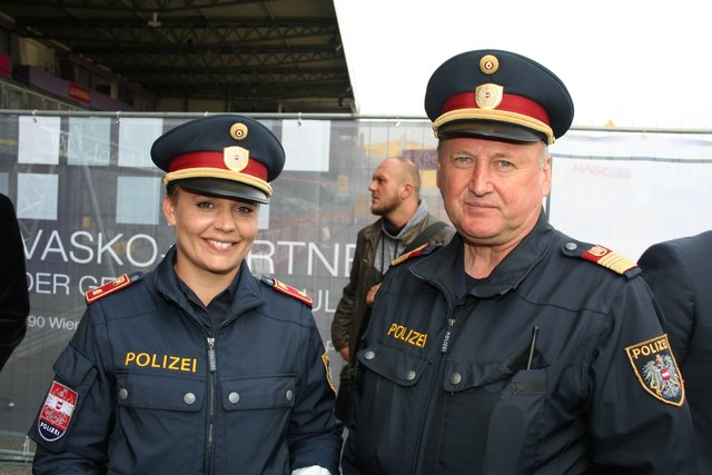 Oberstleutnant Johann Wlaschitz mit Leutnant Christine Krenn.