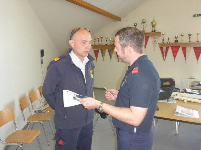 Übungsbeobachter: Bezirksfeuerwehrchef Georg Schicker (li.). | Foto: FF