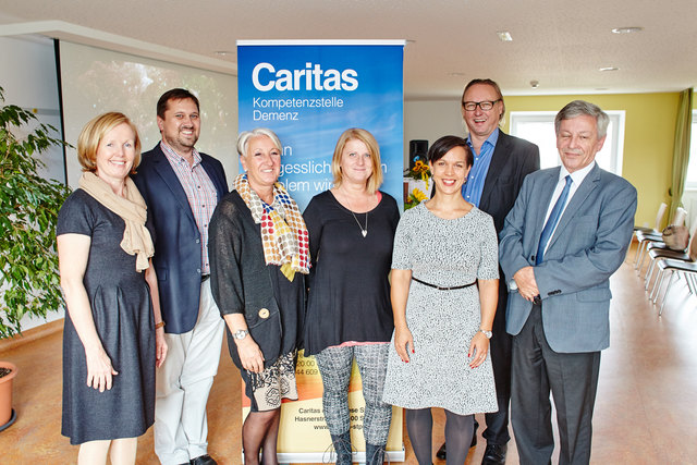 Seit 10 Jahren Jahren engagiert sich die Caritas Kompetenzstelle Demenz für Erkrankte und ihre Angehörigen: Mitarbeiterin Elisabeth Haller, Caritas Direktor Hannes Ziselsberger, Lea Hofer-Wecer (Leiterin der Kompetenzstelle Demenz), Mitarbeiterin Bettina Kellner-Hofmann, Karin Thallauer (Caritas Bereichsleiterin Familie und Pflege), Andreas Schneider (NÖGUS) und der ehemalige Caritas Direktor Friedrich Schuhböck.