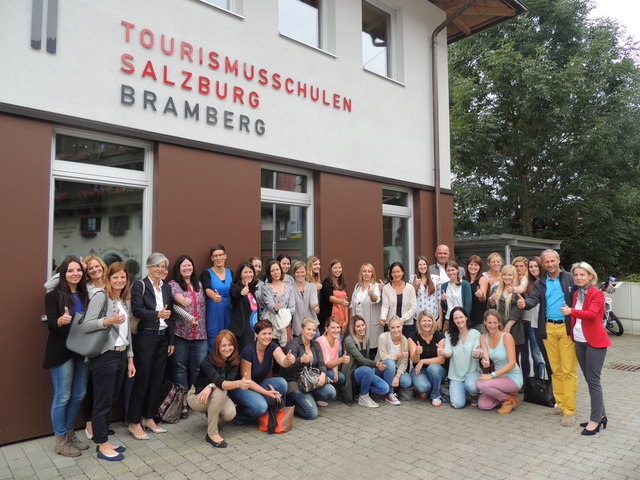 die Studentinnen mit Lehrpersonen und Bgm. Hannes Enzinger (ganz hinten rechts), Dir. Angelika Werner von der BAfEP Bischofshofen (4.v.links stehend), Bgm. Erich Czerny und Dir. Petra Mösenlechner (ganz rechts stehend) sowie Studienkoordinatorin Renate Holzer (ganz links kniend) | Foto: Tourismusschule Bramberg