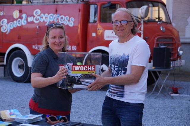 WOCHE-Marketingleiterin Sabine Gollmann und WOCHE-Geschäftsstellenleiter Harald Almer präsentierten das Gewinnspiel. | Foto: WOCHE
