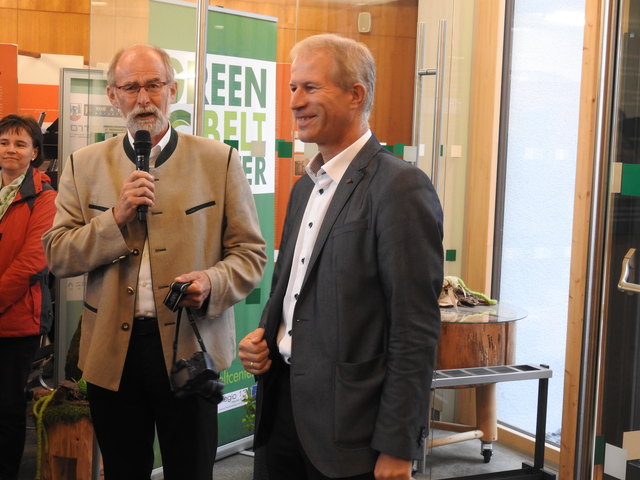Von links: Norbert Haselsteiner und der Bürgermeister von Windhaag, Erich Traxler. | Foto: Silvia König