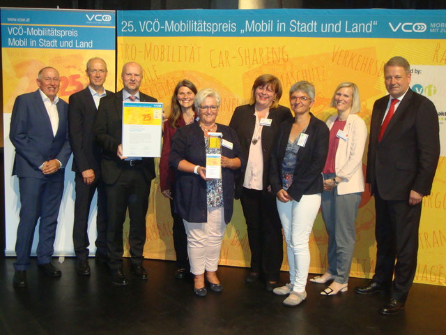 v.l.n.r.: Willi Novak (GF VCÖ), Herbert Kasser (Generalsekretär des bmvit), Werner Pracherstorfer (Land NÖ, Gruppe Raumordnung, Umwelt und Verkehr); Eva Zuser, (Klimabündnis NÖ), Eva Lackner (NMS Hohenruppersdorf), Petra Schön (Klimabündnis NÖ), Monika Röter (NMS Hohenruppersdorf) Silvia Kaupa-Götzl (Geschäftsführerin der ÖBB-Postbus GmbH) und Umweltminister Andrä Rupprechter.