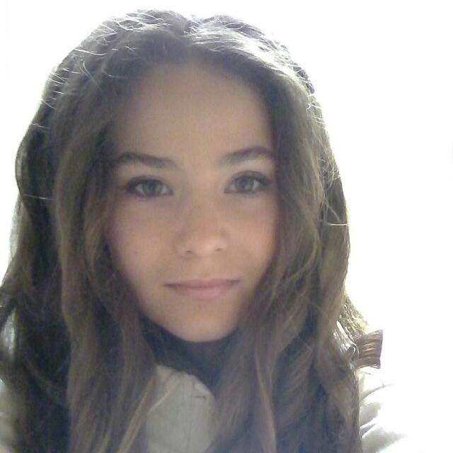 Ich möchte zeigen, dass auch Leute, die "anders" sind - ich trage Hörimplantate - modeln können. Ich bin wie ich bin und will so akzeptiert werden.