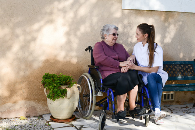 In Oberösterreich, Wien, dem Burgenland und der Steiermark werden noch TeilnehmerInnen für das Angebot "Familienkonferenz-Pflege" gesucht. | Foto: ACP prod/Fotolia.com