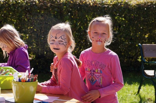 Wenn das Wetter passt, macht das Kinderschminken noch mehr Spaß. | Foto: WOCHE