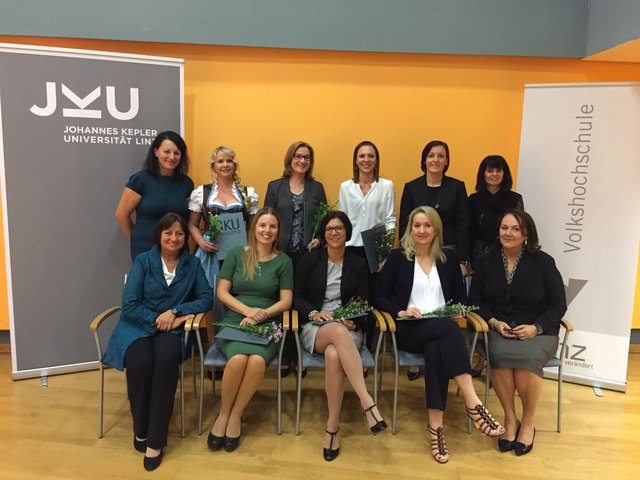 Sitzend von links: Lehrgangsleiterin Cäcilia Innreiter-Moser, Manuela List, Gerda Klammer, Manuela Fuchs-Auer und Elisabeth Schalk, stv. Leiterin der VHS Linz.
Stehend von links: Projektleiterin Katja Fischer, Daniela Robier, Ulrike Unterköfler, Bettina Hörmann, Pia Schreiner und Astrid Faltinger (Administration). | Foto: VHS/JKU