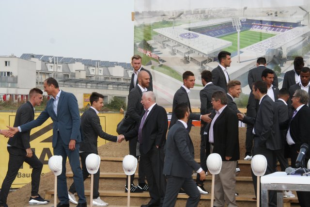Der Einmarsch der Austria-Kampfmannschaft – begrüßt wurden sie von Stadtrat Maillath-Pokorny, Bürgermeister Häupl und Präsident Wolfgang Katzian.