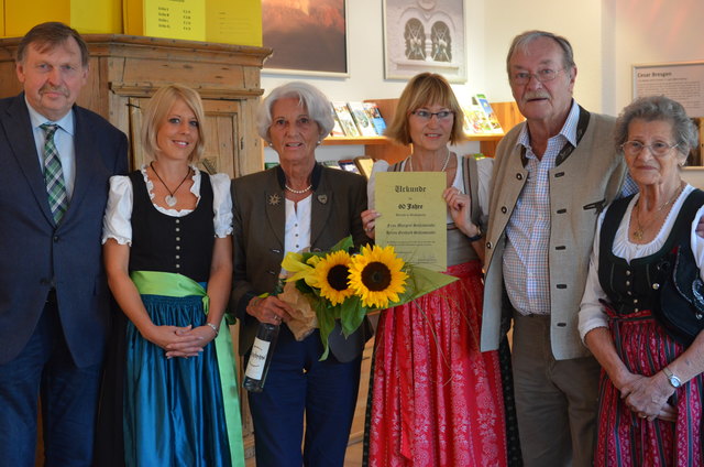 Bürgermeister Sebastian Schönbuchner, Eva Maria Zimmerebner, Margret Schlawinski, Irene Harl, Gerhard Schlawinski und Seniorgastgeberin Harl.