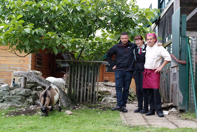 Anton Plank (l.) hat einen Kleintierzoo bei der Raststation eingerichtet. Gerne dürfen Kinder die Tiere anschauen, aber nicht streicheln.