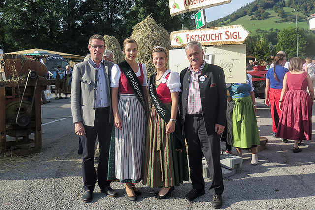 Tausende reisten mit der Mariazellerbahn zum Dirndlkirtag. Im Bild: Der Dienststellenleiter der Mariazellerbahn, Anton Hackner und Bürgermeister Anton Gonaus gemeinsam mit den bis Samstag amtierenden Hoheiten, Dirndlprinzessin Jacqueline Kendler und Dirndlkönigin Kathrin Patscheider. Am Sonntag wurden dann die Nachfolgerinnen gekürt. (© NÖVOG/Zagler)