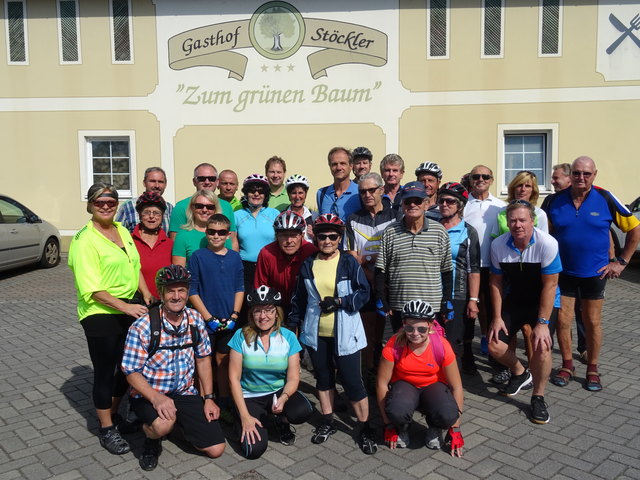 Die Ennsdorfer Radler voll motiviert vor dem Start.