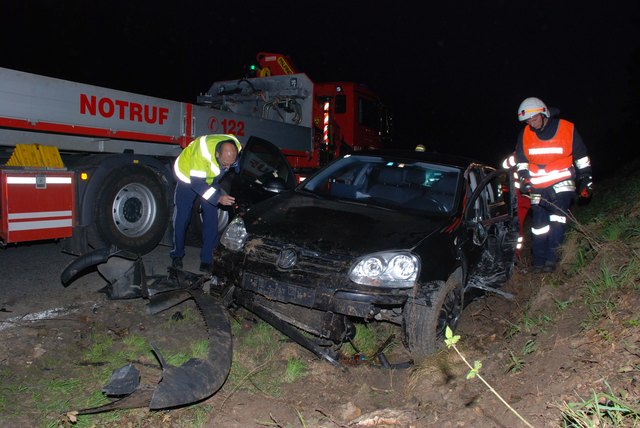 Der PKW wurde beim Zusammenstoß mit dem LKW schwer beschädigt | Foto: FF Pöchlarn