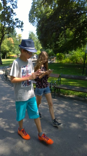 Pokemonsuche im Stadtpark Wien. Jugend 2016