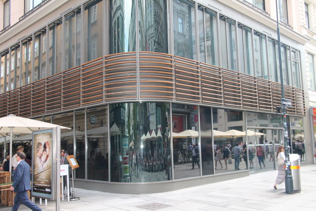 Der ehemalige Esprit-Shop in der Kärntner Straße 11 wird ab November zu einem Apple-Store umgebaut. | Foto: Martzak-Görike