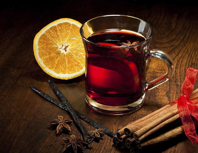 Glühwein selber machen ist relativ einfach: Roter Wein, Gewürze und getrocknete Früchte. | Foto: thinkstock / istock