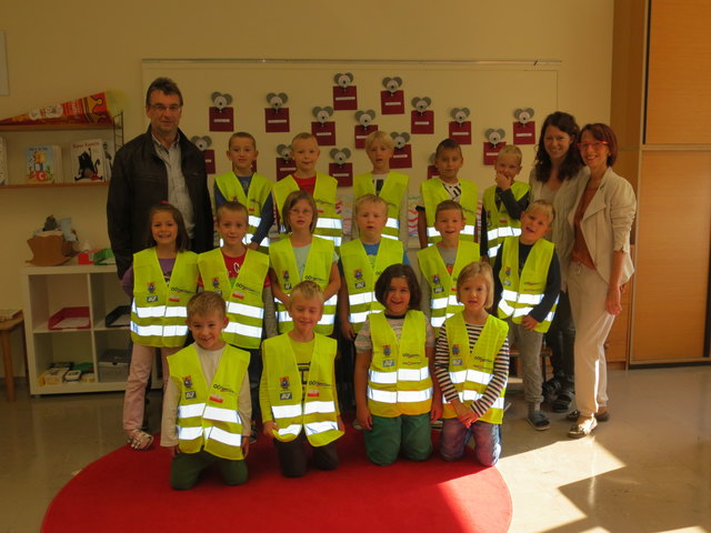 Die Taufkirchner Taferlklassler mit Volksschullehrerinnen Angelika Fellinger und Carina Guger sowie Bürgermeister Gerhard Schaur | Foto: Marktgemeinde Taufkirchen/Tr.