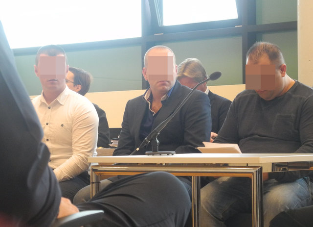 Drei von sechs Ganoven auf der Anklagebank. | Foto: mr
