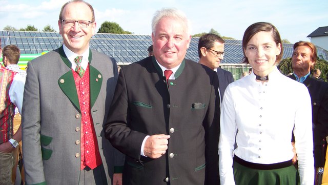 BGM Josef Birnstingl, LHM Hermann Schützenhöfer und GF Andrea Birnstingl bei der Eröffnung des Zubaus der Ölmühle Birnstingl.