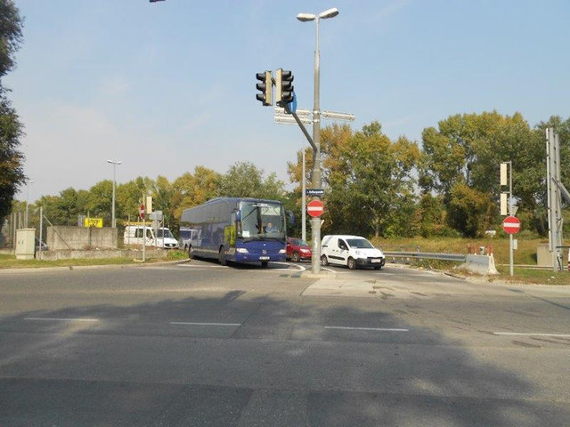Die Autobahnabfahrt Richtung Simmering ist wegen Straßensanierung gesperrt. Voraussichtliches Bauende: 31. Oktober 2016. | Foto: Krenek