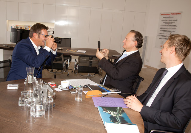 Aug' in Aug' mit dem Fotolöwen. Robert F. Hartlauer (l.) erläuert im praxisnahen Interview mit Wolfgang Unterhuber (Mitte) und Thomas Winkler (r.) wie man mit Ideenreichtum drei Millionen Kunden gewinnt. | Foto: www.paul-hamm.at