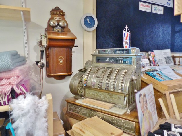 Altes Telephon und Registrierkassa