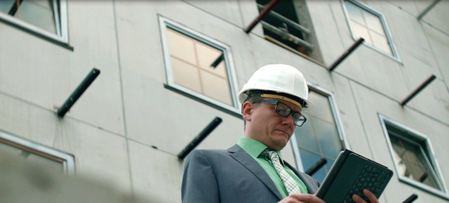 Dipl.Ing. Thomas Sterz (gespielt von Mario Prantl) ist ein richtiger Workaholic...(photo by five season cinema)