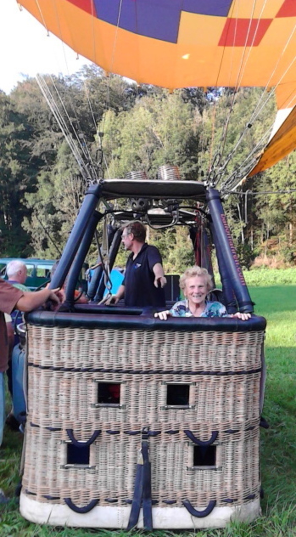 Oma Franziska hebt auch mit 90 Jahren noch immer gerne ab - Vöcklabruck