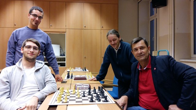 Auf dem Foto analysiert Patrick Schuh mit Vizebürgermeister Reinhard Fürnsinn seinen entscheidenden Sieg. | Foto: privat