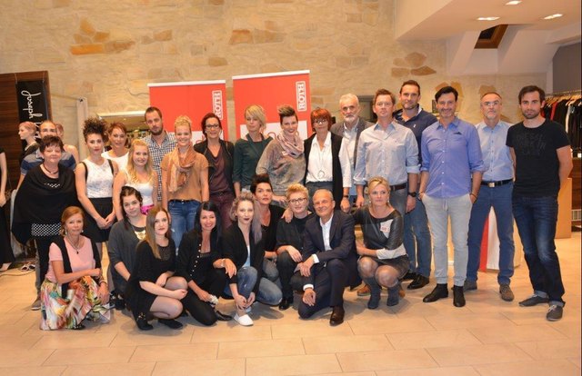 Modetrends: Kunden und Mitarbeiter des Modehauses Roth in Hartberg bei der Herbstmodenschau. | Foto: Mode Roth