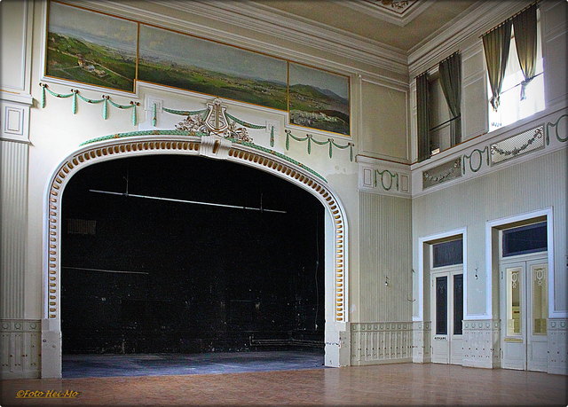 Der Theatersaal mit Bühne und schönen Verzierungen