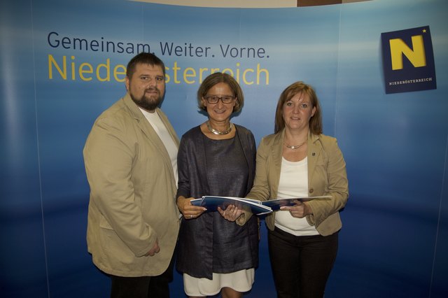 NÖAAB-Bezirksobmann Michael Litschauer mit LH-Stellvertreterin Johanna Mikl-Leitner und NÖAAB-Landesgeschäftsführerin Bundesrätin Sandra Kern. | Foto: NÖAAB